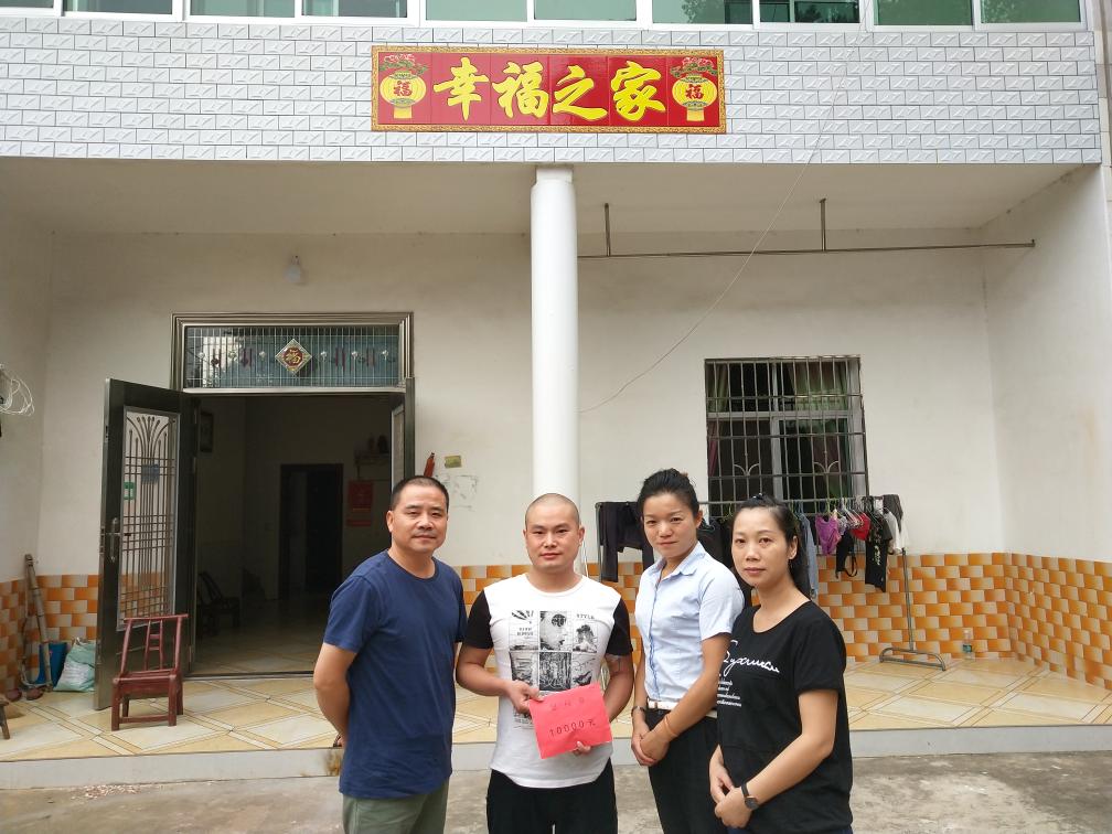 真情暖人心，集團(tuán)領(lǐng)導(dǎo)探望生病職工